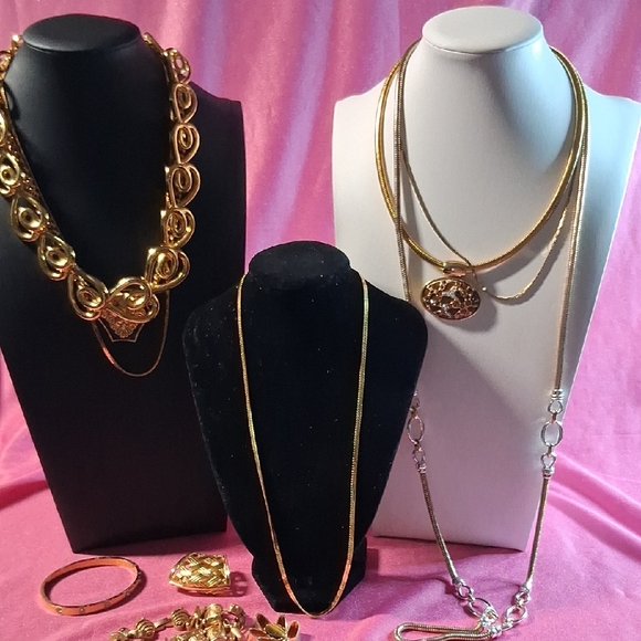 Jewelry - Quality Goldtone Jewelry Lot